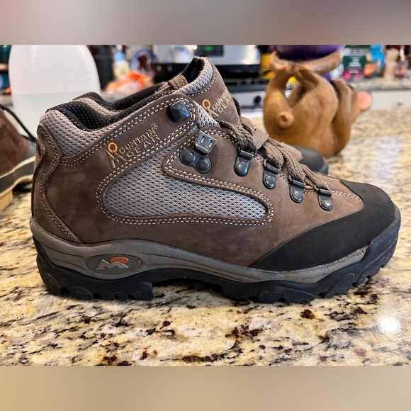 Mountain Gear Boots, size 7 - Picture 5 of 8